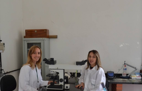 Dra. Lissandra Cavalli e Dra. Angélica Bertagnolli no Laboratório de Histopatologia do IPVDF