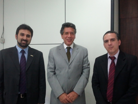 Alexander Cenci (E) e Daniel Rocha (D) com o secretário-executivo do MCT, Luiz Antônio Rodrigues Elias.