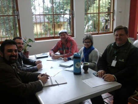 Mesa de reunião com cinco pessoas