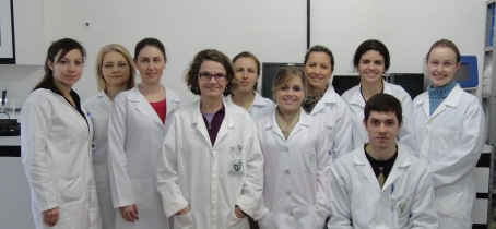Grupo de estagiários com a pesquisadora Laura Lopes de Almeida 