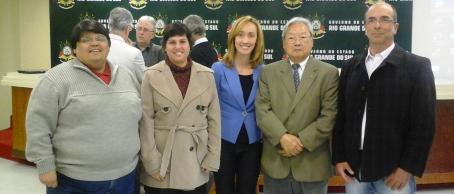 Pesquisadores do IPVDF junto com Akira Homma, da Fiocruz