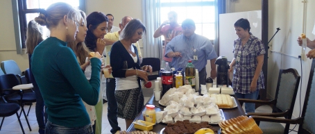 Grupo de servidores em volta de uma mesa de café da manhã