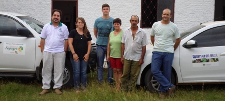 Grupo de pesquisadores em frente à sede da Associação de Produtores Rurais de Quitéria