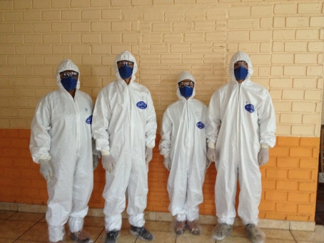 Equipe participa de treinamento com roupas brancas especiais e máscaras
