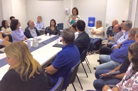 Grupo de pesquisadores sentados numa mesa para reunião