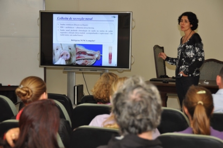 Pesquisadora usa power point para dar palestra para alunos e pesquisadores do IPVDF sobre a influenza suína
