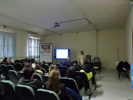 professora faz palestra em power point para alunos do ipvdf
