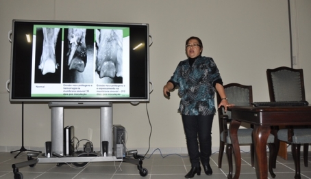 professora mostra imagens em power point de doenças que afetam as aves