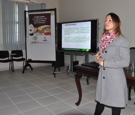 palestrante fala com auxílio do power point