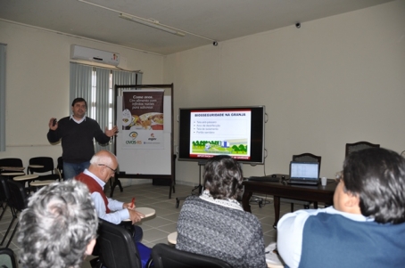 médico veterinário mostra power point sobre biossegurança