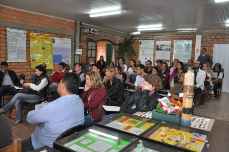 grande público assiste à palestra sobre carrapatos