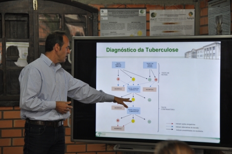 palestrante fala sobre brucelose e tuberculose animal usando power point