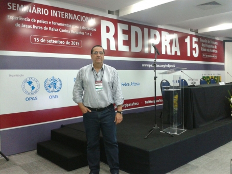 médico veterinário na frente da mesa de palestras