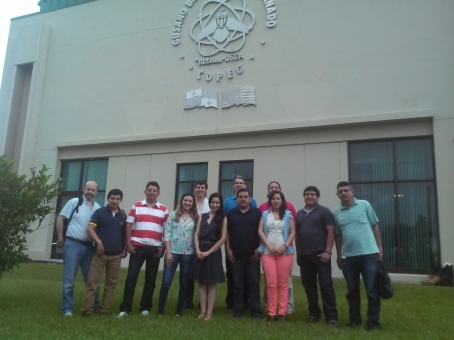 grupo de pesquisadores posam para foto em frente à instituição no Panamá