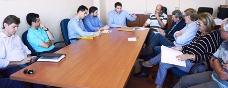 Mesa de reunião com representantes da Secretaria, Fepagro e Fundesa