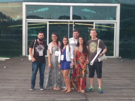 Grupo de técnicos e bolsistas posam na fachada do Congresso