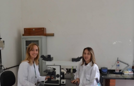 Dra. Lissandra Cavalli e Dra. Angélica Bertagnolli no Laboratório de Histopatologia do IPVDF