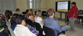 Plateia assiste a apresentação do pesquisador Benito
