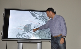 palestrante mostra doença em tela de power point