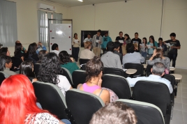 alunos se apresentam no encerramento do curso