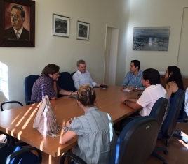 Mesa com várias pessoas em reunião