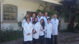 Grupo de alunos em frente ao prédio do Lanagro em Porto Alegre